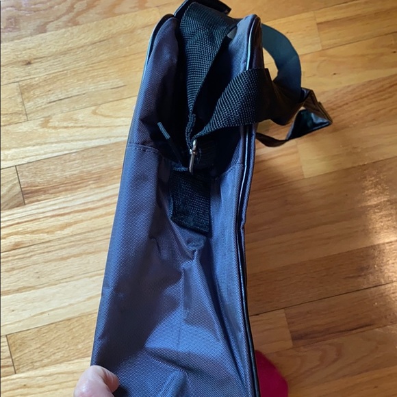 Guess Duffle - Picture 4 of 4